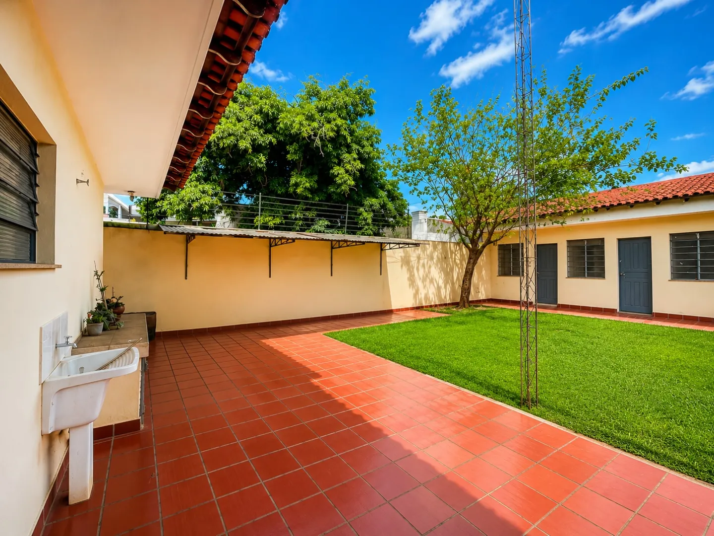 Casa t&eacute;rrea &agrave; venda| Maring&aacute; &ndash; 249 m2| 4 quartos (1 su&iacute;te)| R$1.200.000,00 Rua Fernandes Vieira Maringá - 