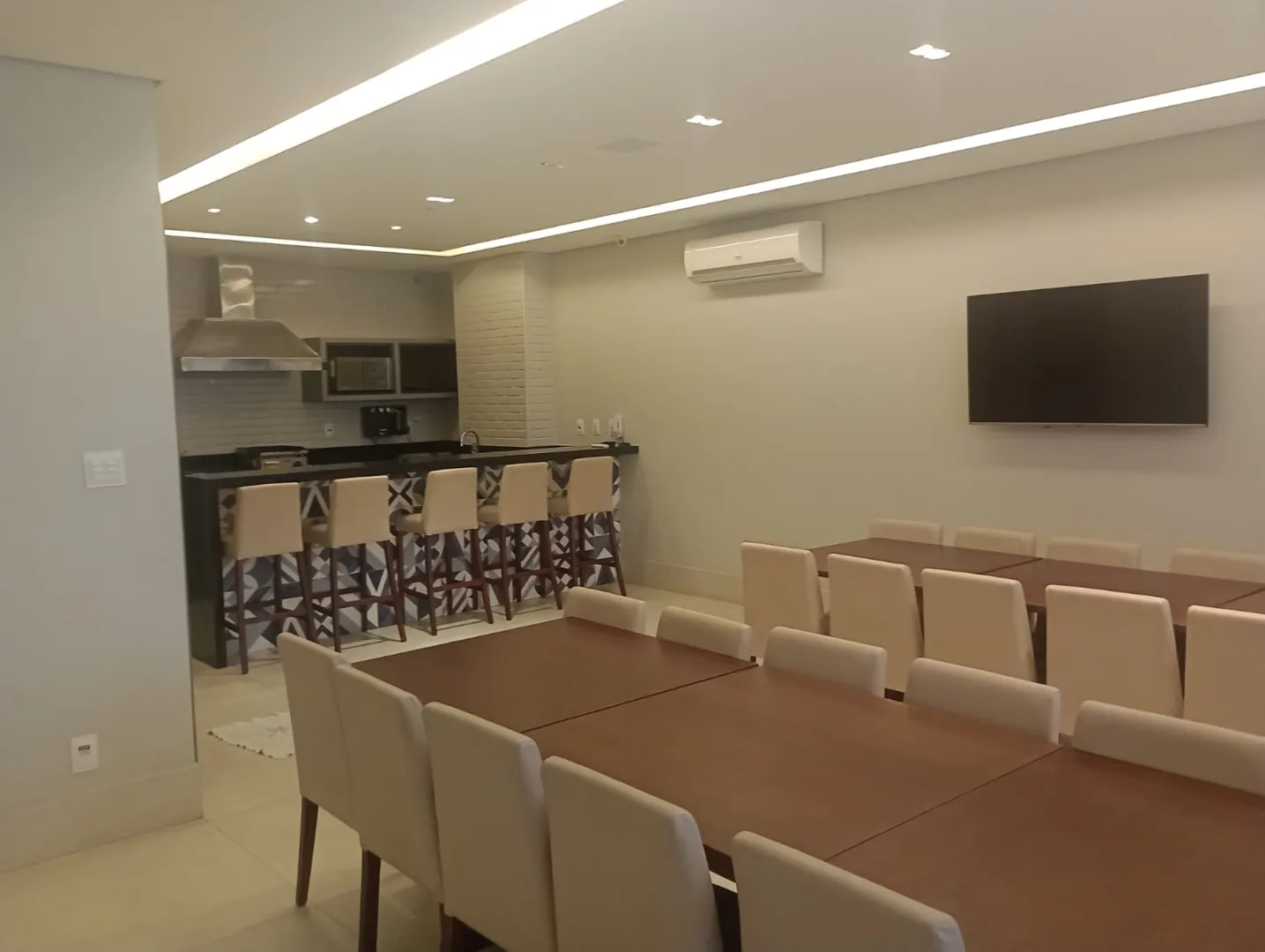 APARTAMENTO 3 QUARTOS 2 SU&Iacute;TES VARANDA PISCINA ACADEMIA CINEMA QUADRA 2 GARAGENS PITUBA! Rua Renato de Menezes Berenguer Salvador - 