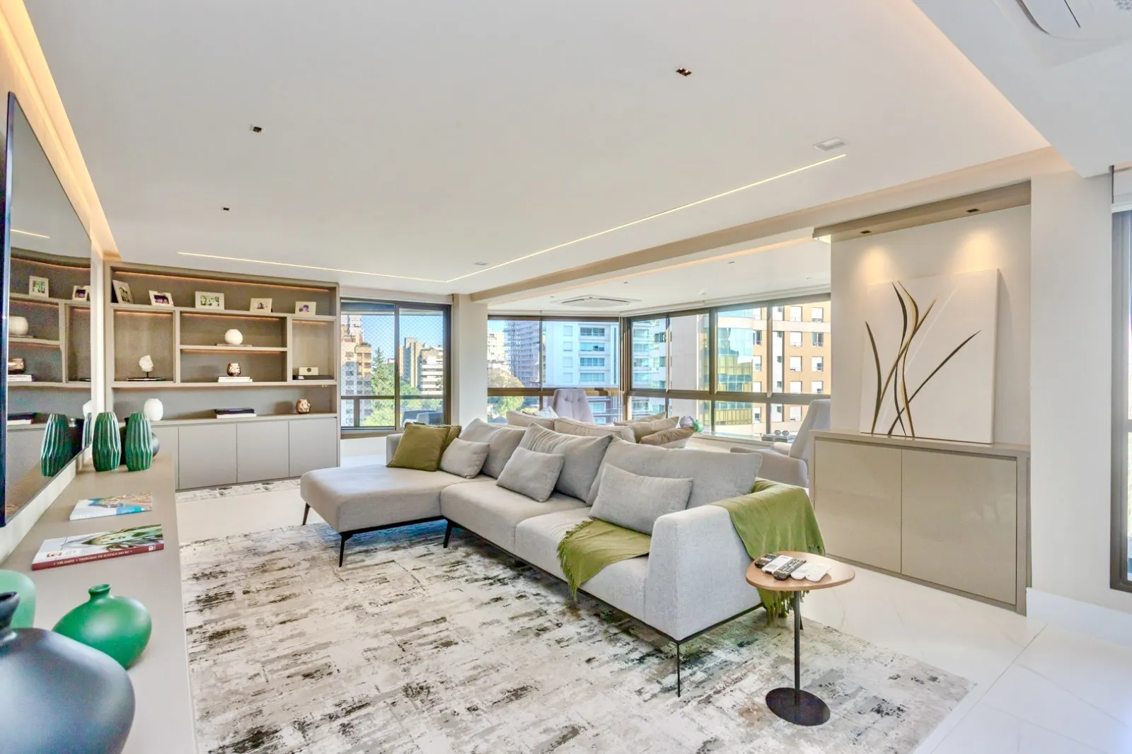 R$ 2.599.000 | 213M&sup2; | 3 SU&Iacute;TES | 3 VAGAS | DEP&Oacute;SITO Rua Pedro Ivo Porto Alegre - 