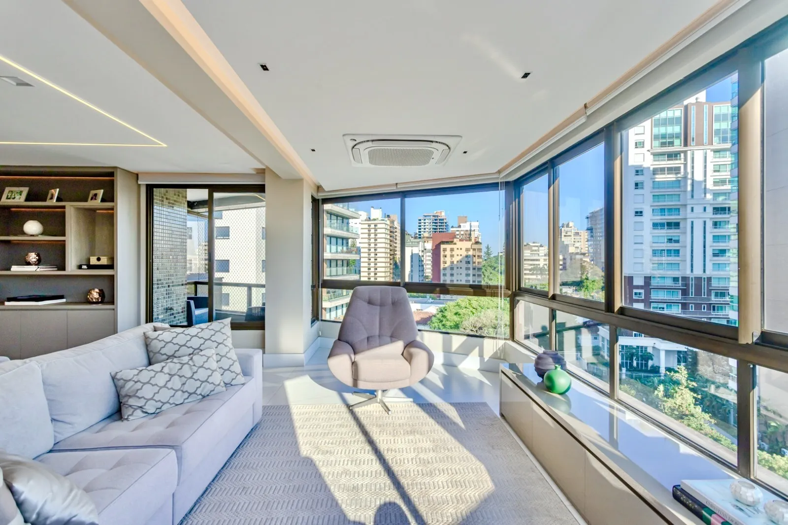 R$ 2.599.000 | 213M&sup2; | 3 SU&Iacute;TES | 3 VAGAS | DEP&Oacute;SITO Rua Pedro Ivo Porto Alegre - 