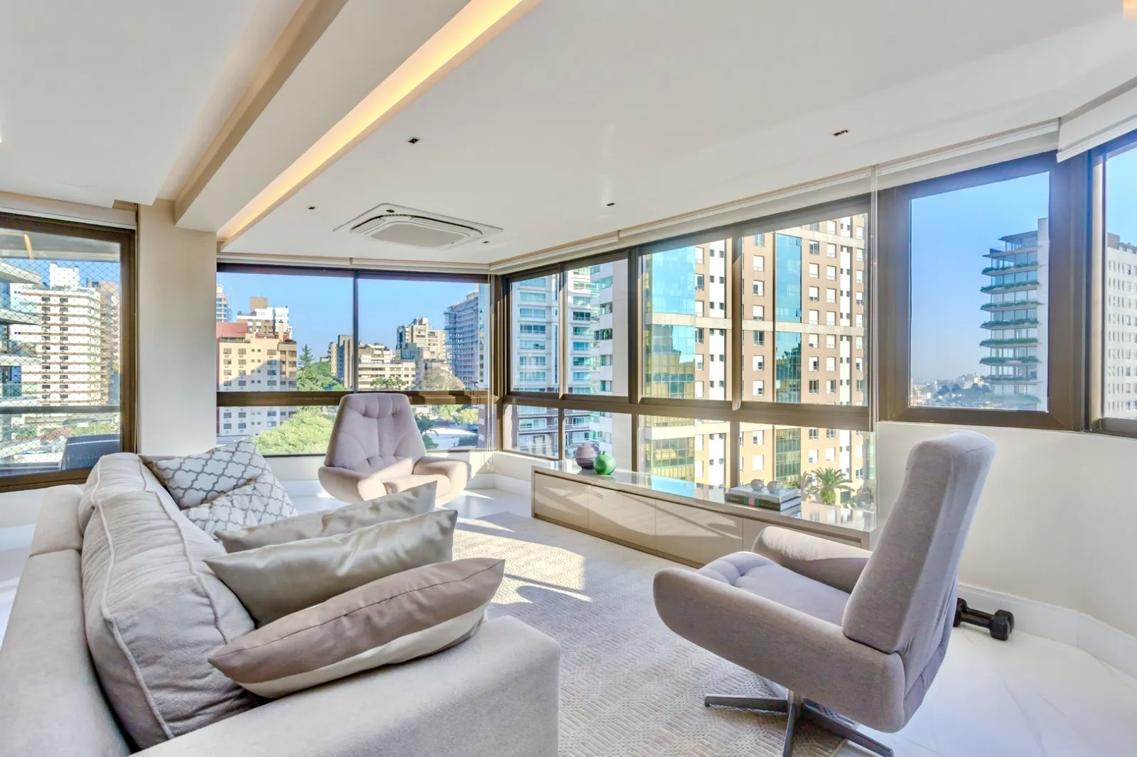 R$ 2.599.000 | 213M&sup2; | 3 SU&Iacute;TES | 3 VAGAS | DEP&Oacute;SITO Rua Pedro Ivo Porto Alegre - 