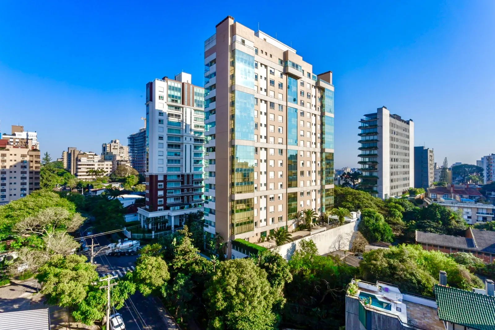 R$ 2.599.000 | 213M&sup2; | 3 SU&Iacute;TES | 3 VAGAS | DEP&Oacute;SITO Rua Pedro Ivo Porto Alegre - 