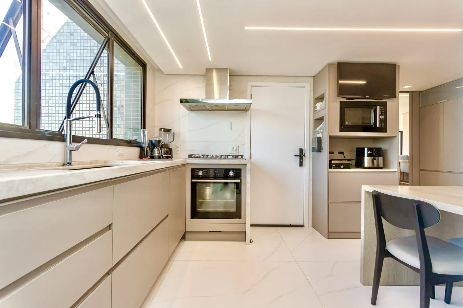 R$ 2.599.000 | 213M&sup2; | 3 SU&Iacute;TES | 3 VAGAS | DEP&Oacute;SITO Rua Pedro Ivo Porto Alegre - 