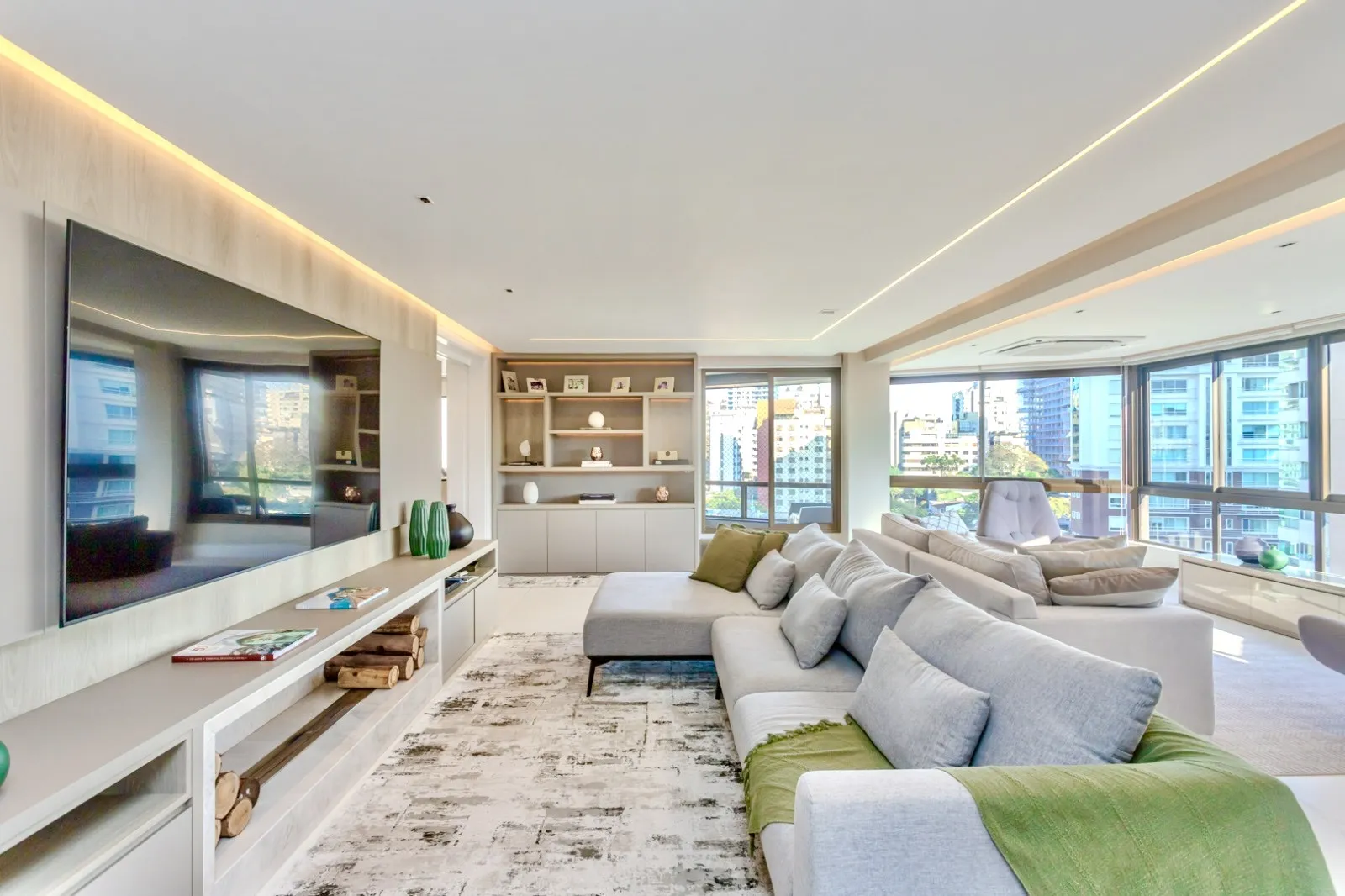 R$ 2.599.000 | 213M&sup2; | 3 SU&Iacute;TES | 3 VAGAS | DEP&Oacute;SITO Rua Pedro Ivo Porto Alegre - 