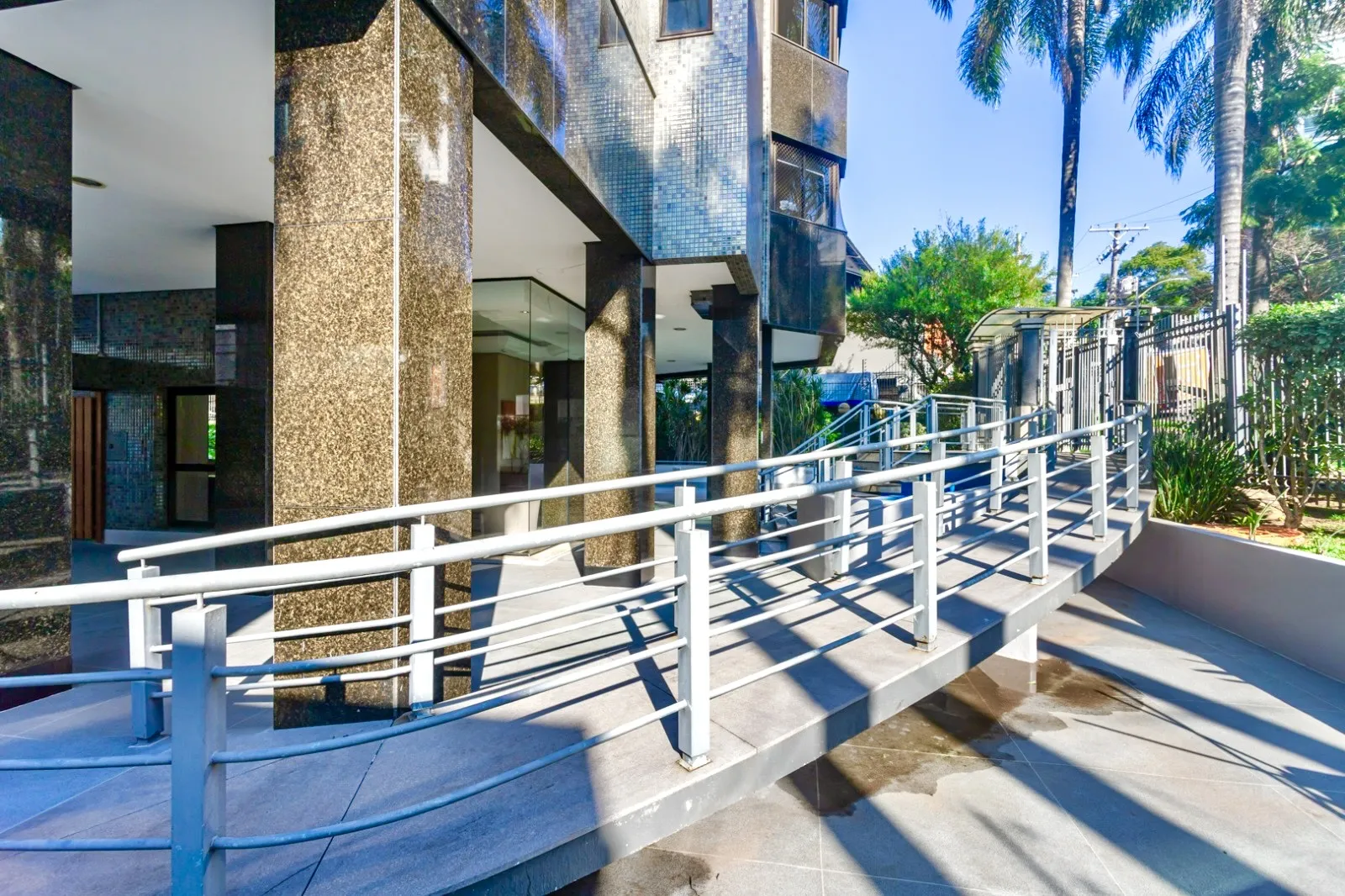 R$ 2.599.000 | 213M&sup2; | 3 SU&Iacute;TES | 3 VAGAS | DEP&Oacute;SITO Rua Pedro Ivo Porto Alegre - 