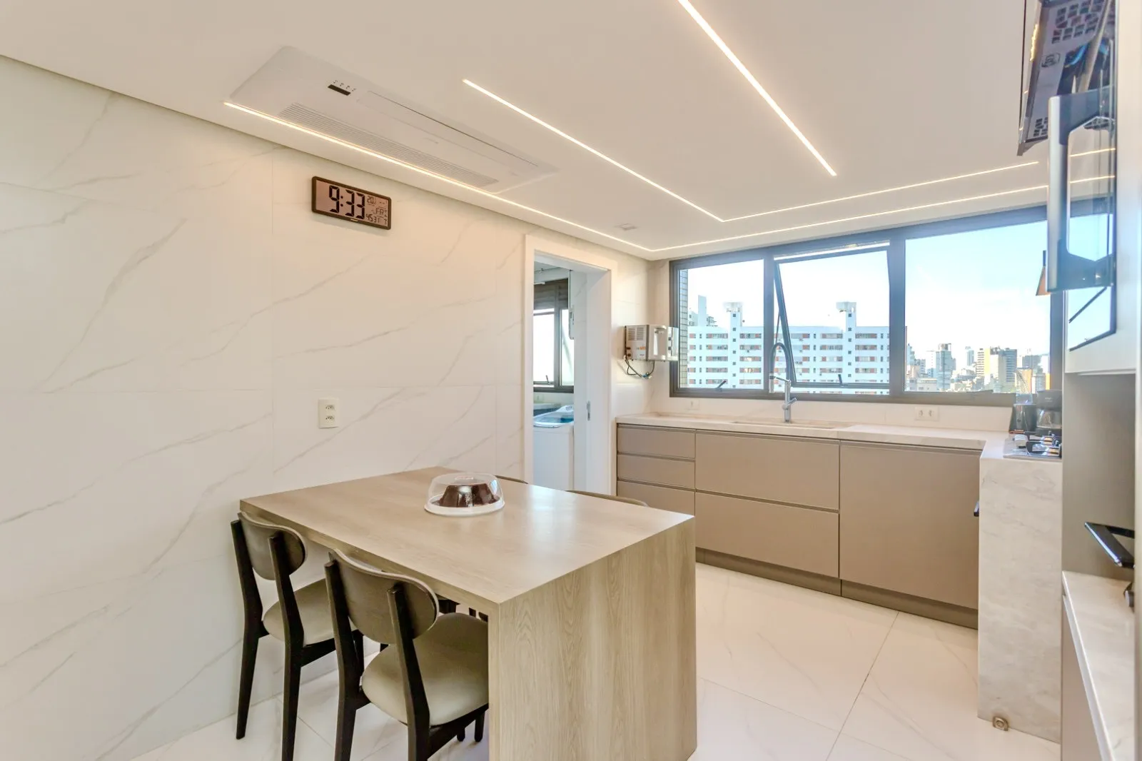 R$ 2.599.000 | 213M&sup2; | 3 SU&Iacute;TES | 3 VAGAS | DEP&Oacute;SITO Rua Pedro Ivo Porto Alegre - 