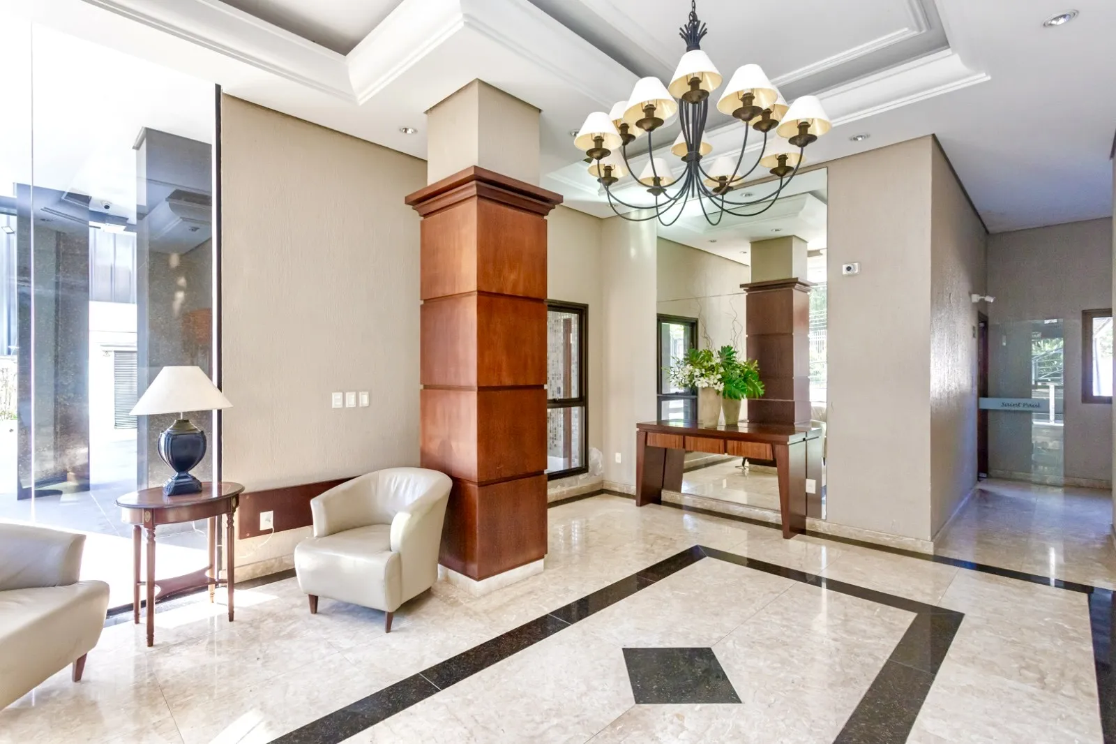 R$ 2.599.000 | 213M&sup2; | 3 SU&Iacute;TES | 3 VAGAS | DEP&Oacute;SITO Rua Pedro Ivo Porto Alegre - 
