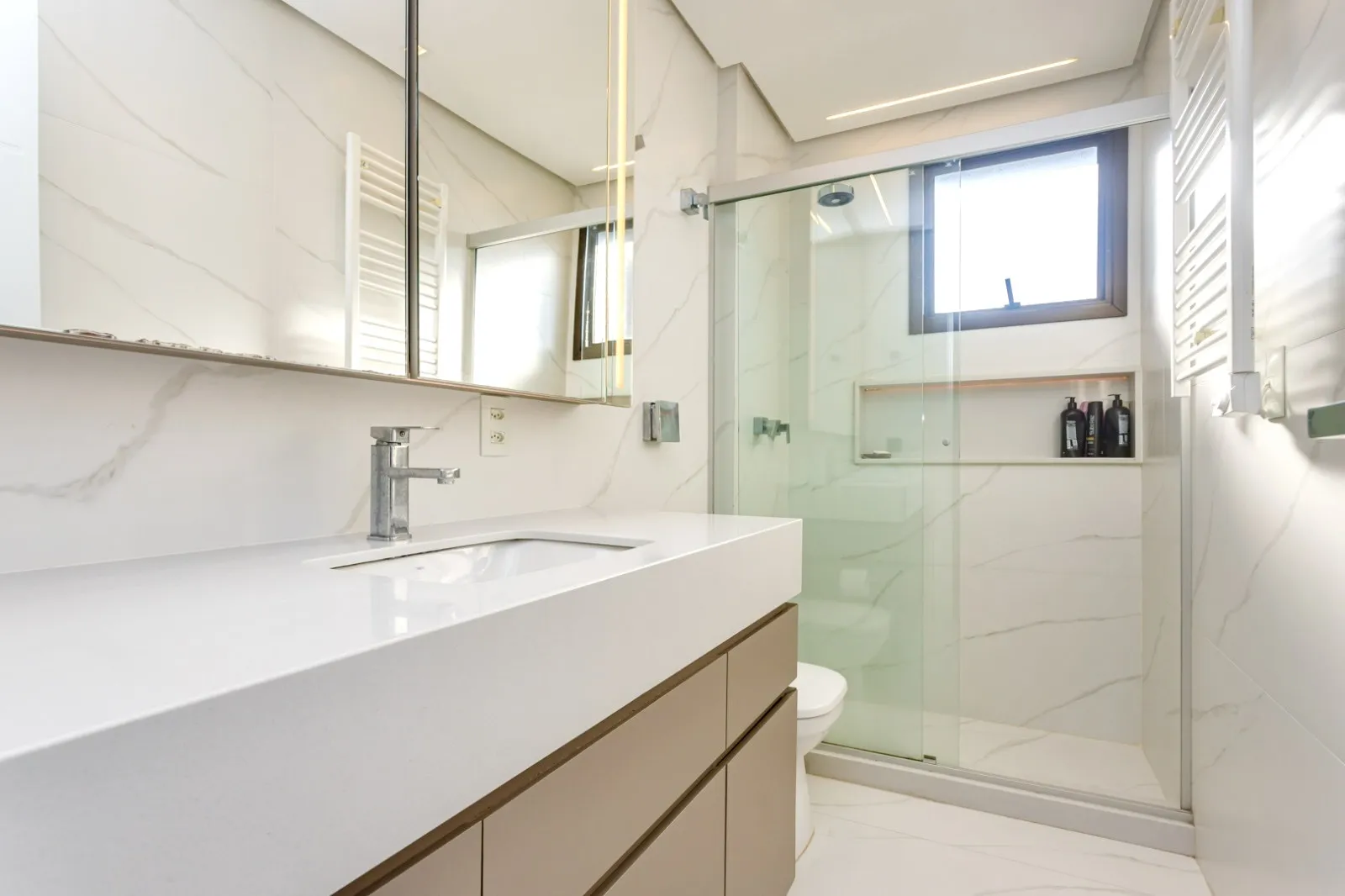 R$ 2.599.000 | 213M&sup2; | 3 SU&Iacute;TES | 3 VAGAS | DEP&Oacute;SITO Rua Pedro Ivo Porto Alegre - 