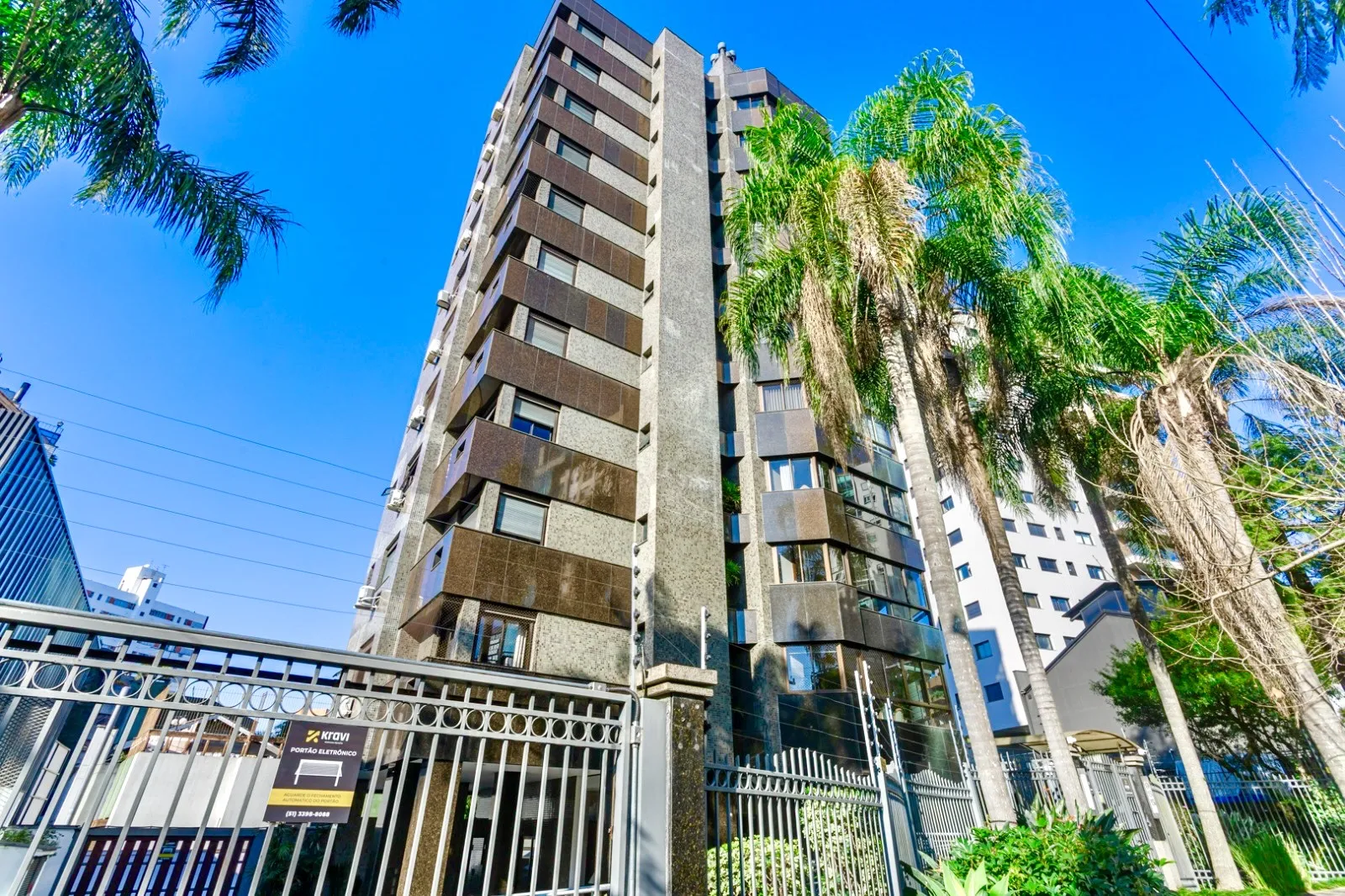 R$ 2.599.000 | 213M&sup2; | 3 SU&Iacute;TES | 3 VAGAS | DEP&Oacute;SITO Rua Pedro Ivo Porto Alegre - 