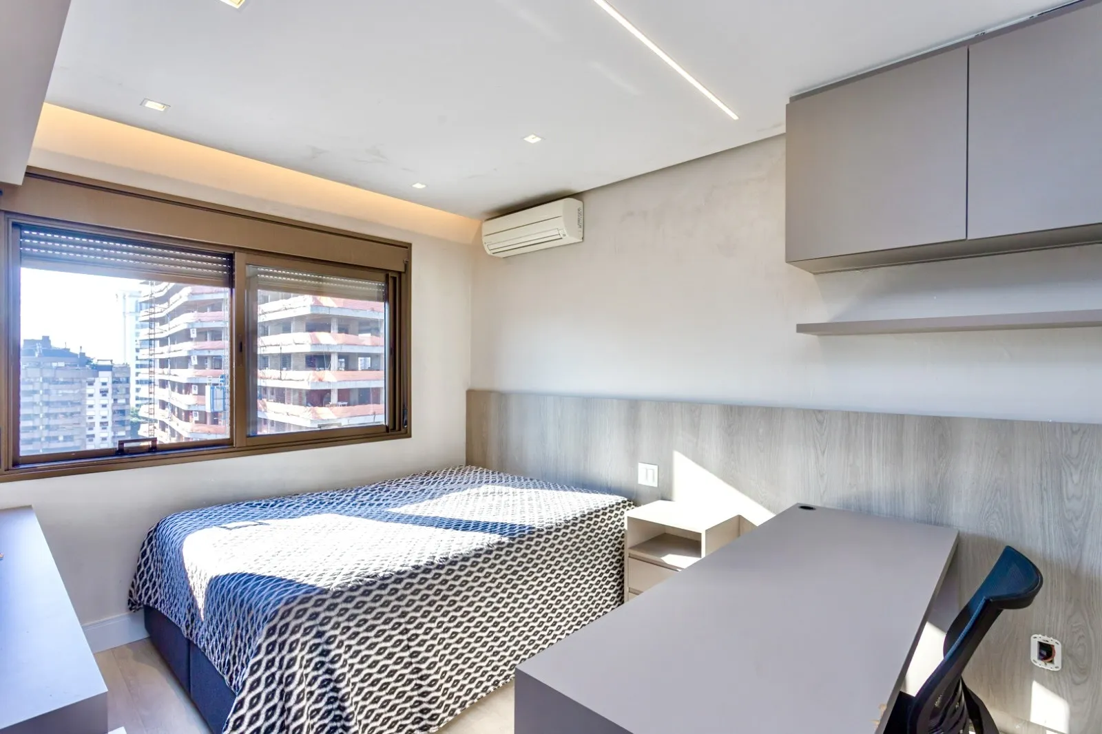 R$ 2.599.000 | 213M&sup2; | 3 SU&Iacute;TES | 3 VAGAS | DEP&Oacute;SITO Rua Pedro Ivo Porto Alegre - 