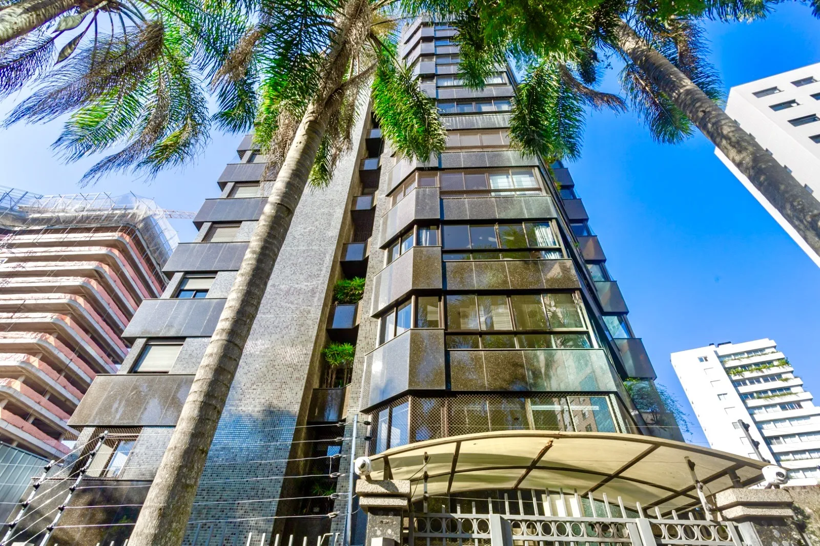 R$ 2.599.000 | 213M&sup2; | 3 SU&Iacute;TES | 3 VAGAS | DEP&Oacute;SITO Rua Pedro Ivo Porto Alegre - 