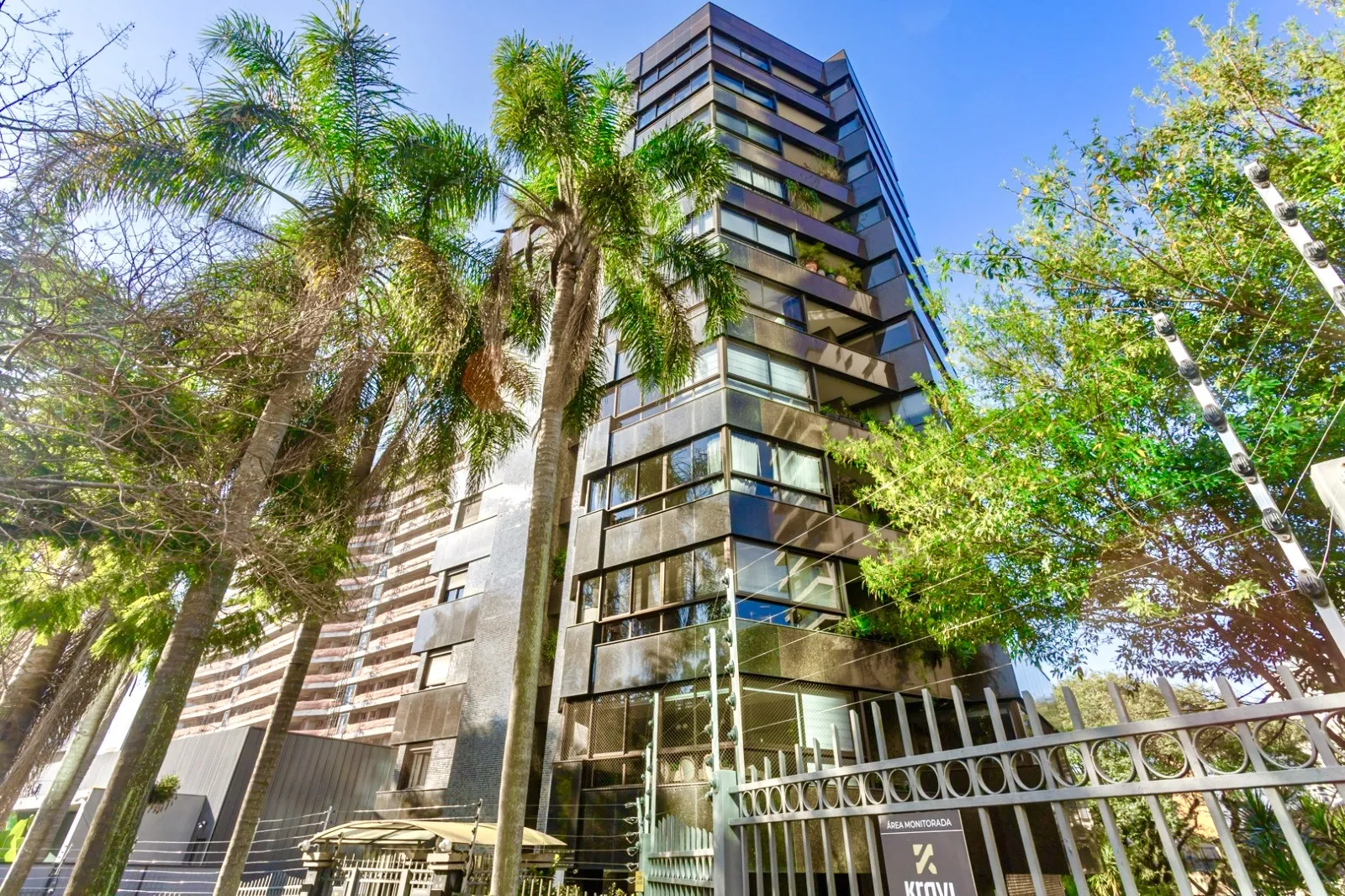 R$ 2.599.000 | 213M&sup2; | 3 SU&Iacute;TES | 3 VAGAS | DEP&Oacute;SITO Rua Pedro Ivo Porto Alegre - 