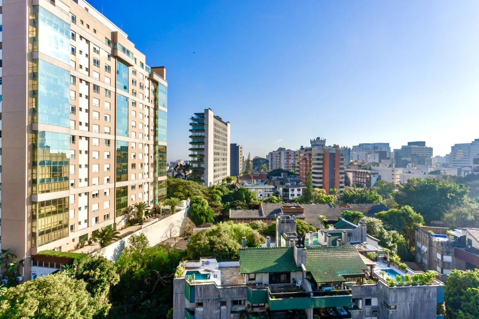 R$ 2.599.000 | 213M&sup2; | 3 SU&Iacute;TES | 3 VAGAS | DEP&Oacute;SITO Rua Pedro Ivo Porto Alegre - 