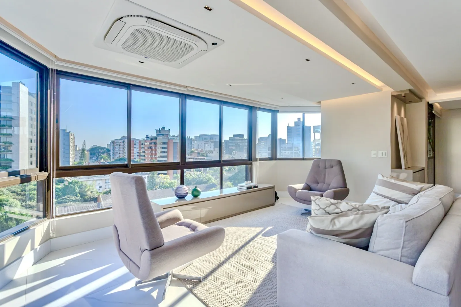 R$ 2.599.000 | 213M&sup2; | 3 SU&Iacute;TES | 3 VAGAS | DEP&Oacute;SITO Rua Pedro Ivo Porto Alegre - 