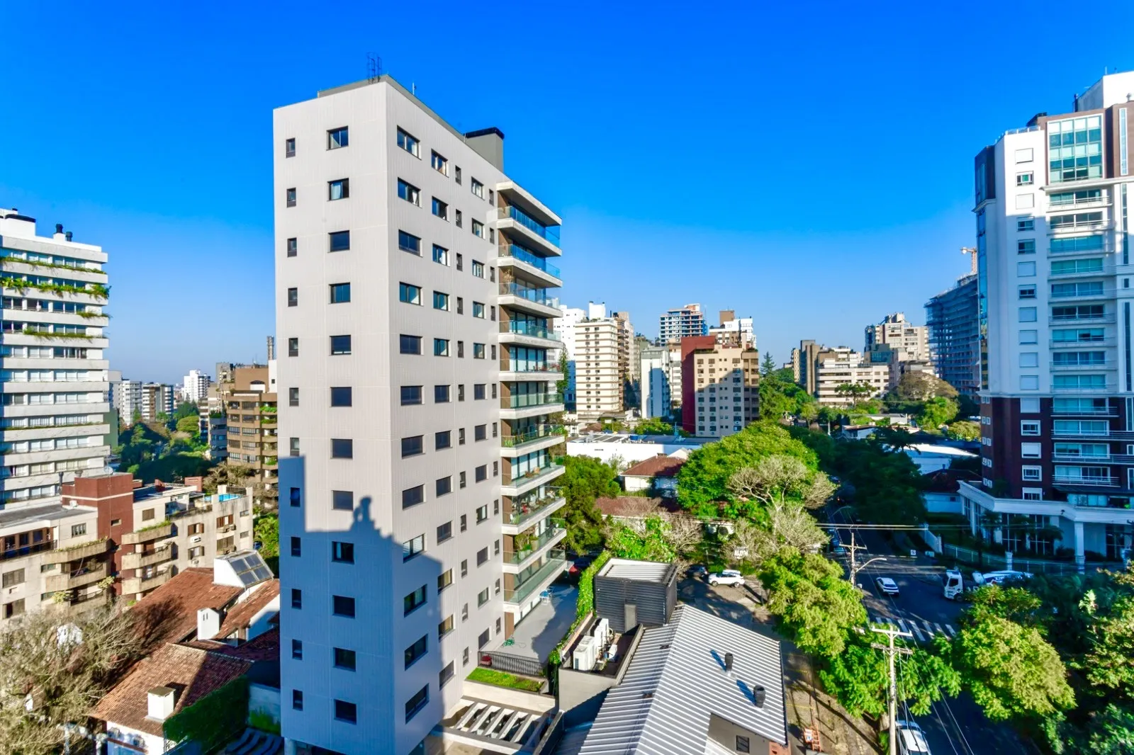 R$ 2.599.000 | 213M&sup2; | 3 SU&Iacute;TES | 3 VAGAS | DEP&Oacute;SITO Rua Pedro Ivo Porto Alegre - 