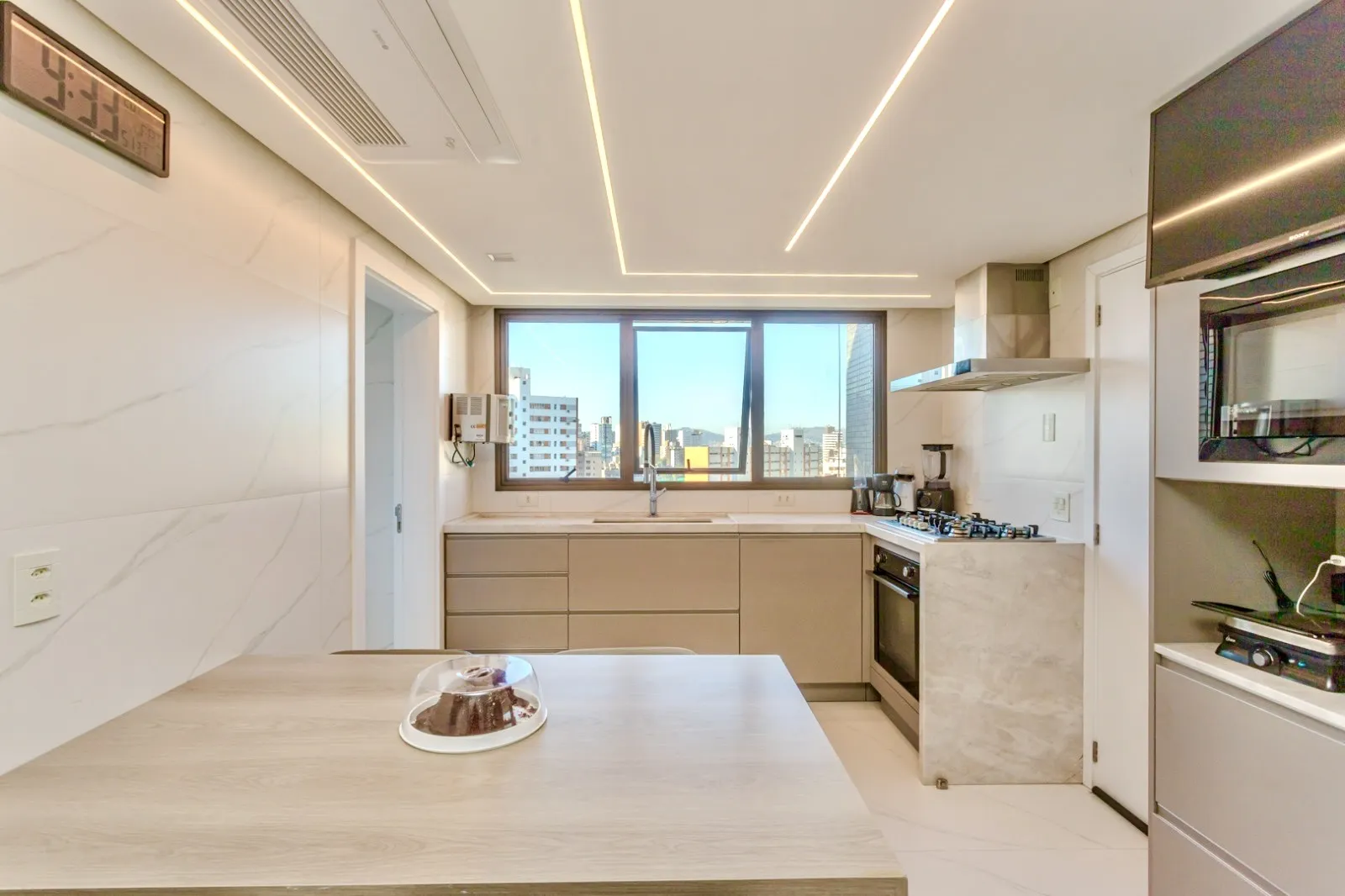 R$ 2.599.000 | 213M&sup2; | 3 SU&Iacute;TES | 3 VAGAS | DEP&Oacute;SITO Rua Pedro Ivo Porto Alegre - 