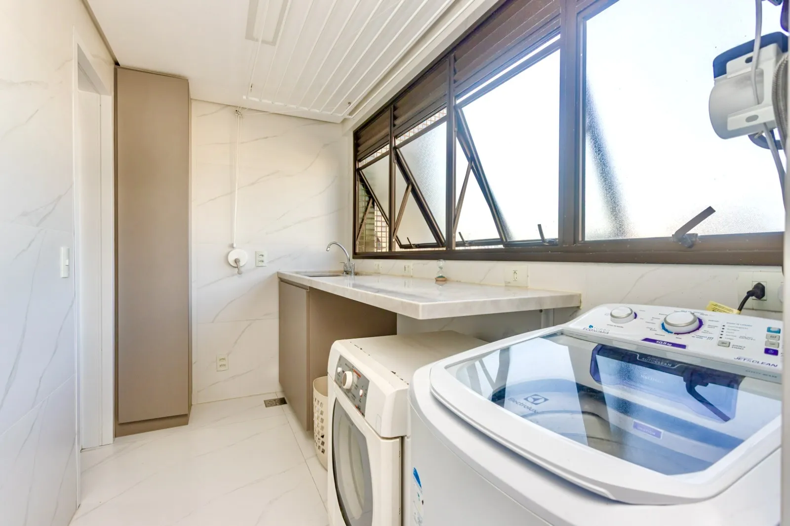 R$ 2.599.000 | 213M&sup2; | 3 SU&Iacute;TES | 3 VAGAS | DEP&Oacute;SITO Rua Pedro Ivo Porto Alegre - 