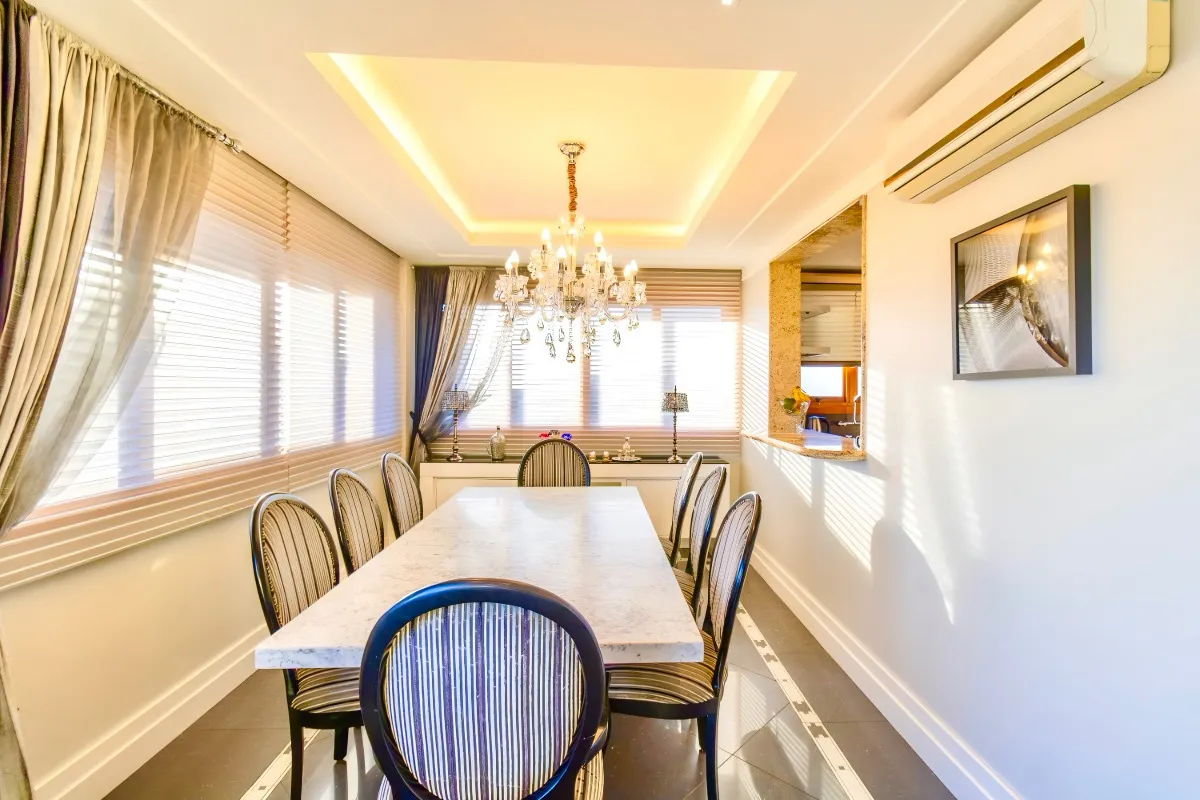 R$ 1.950.000 | 153M&sup2; | 3 DORM | 1 SU&Iacute;TE | 3 VAGAS Rua Regente Porto Alegre - 