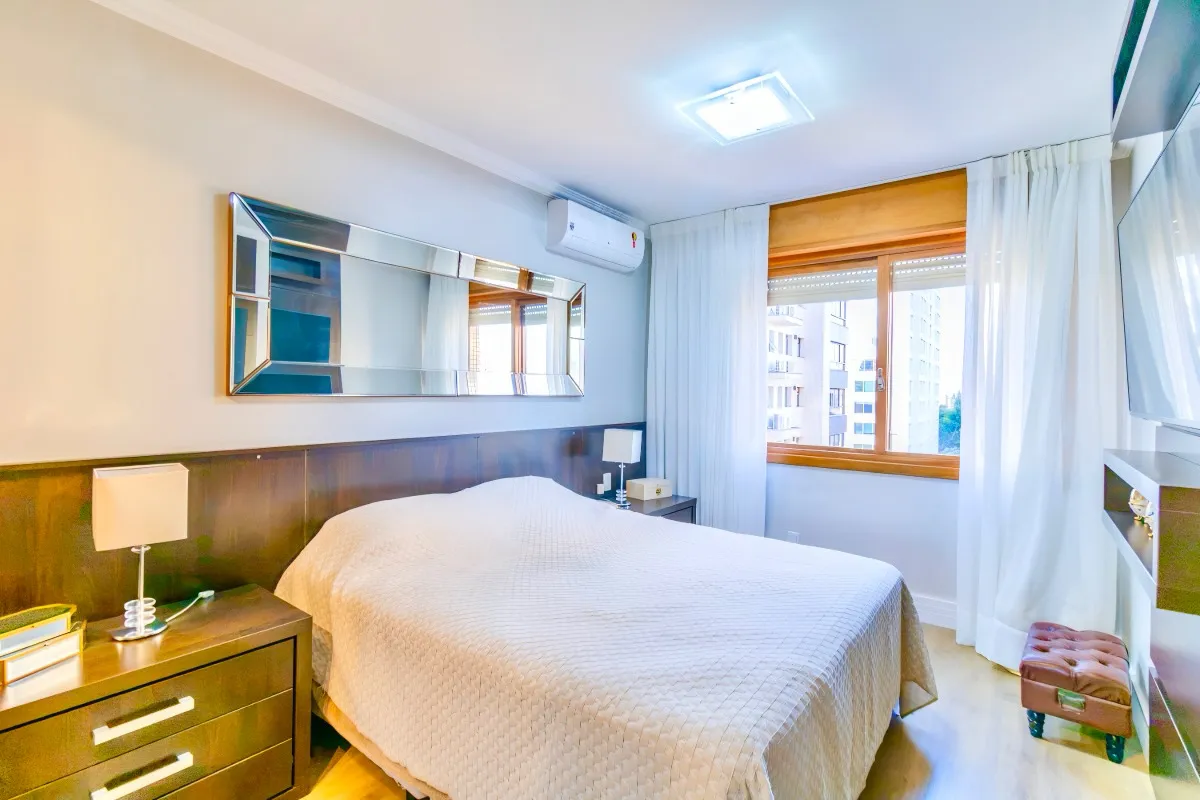R$ 1.950.000 | 153M&sup2; | 3 DORM | 1 SU&Iacute;TE | 3 VAGAS Rua Regente Porto Alegre - 