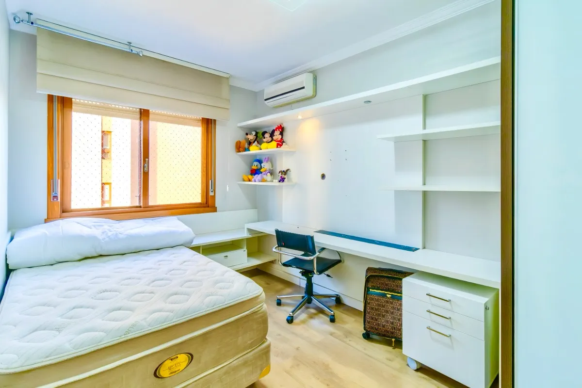 R$ 1.950.000 | 153M&sup2; | 3 DORM | 1 SU&Iacute;TE | 3 VAGAS Rua Regente Porto Alegre - 