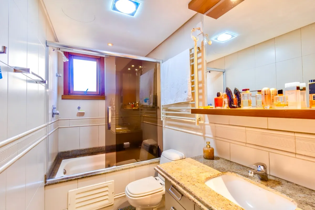R$ 1.950.000 | 153M&sup2; | 3 DORM | 1 SU&Iacute;TE | 3 VAGAS Rua Regente Porto Alegre - 