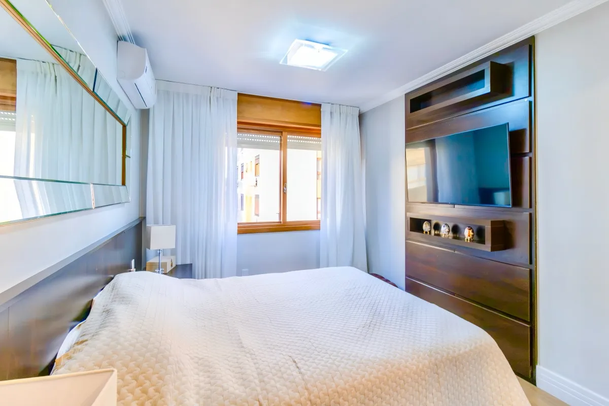 R$ 1.950.000 | 153M&sup2; | 3 DORM | 1 SU&Iacute;TE | 3 VAGAS Rua Regente Porto Alegre - 