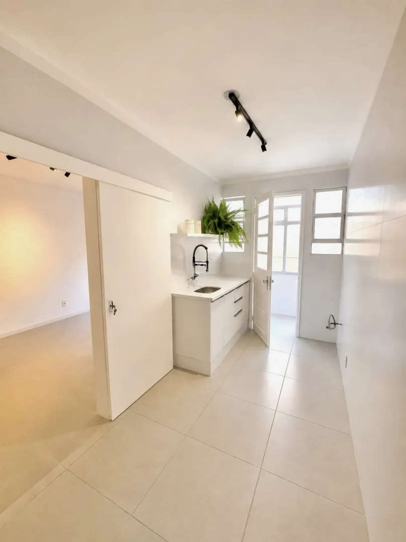 R$ 660.000 - APARTAMENTO - REFORMADO - 93M2 - 3 DORM - SU&Iacute;TE - ELEVADOR - 1 VAGA Rua Fernandes Vieira Porto Alegre - 