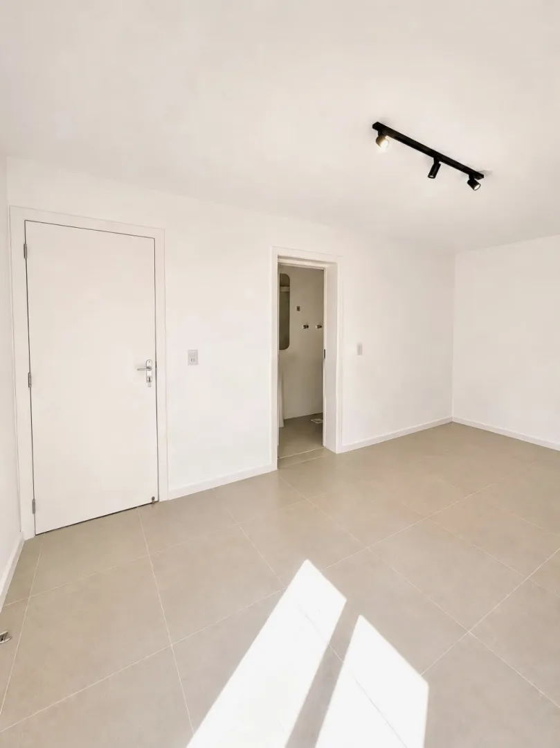 R$ 660.000 - APARTAMENTO - REFORMADO - 93M2 - 3 DORM - SU&Iacute;TE - ELEVADOR - 1 VAGA Rua Fernandes Vieira Porto Alegre - 