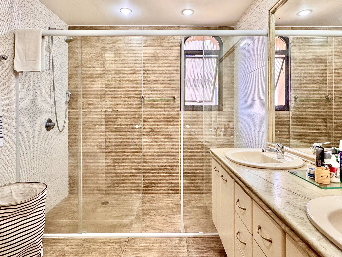 ALUGO APARTAMENTO 217M&sup2; MOBILIADO MOEMA &ndash; 1 POR ANDAR, 3 QUARTOS (1 SU&Iacute;TE) E 4 VAGAS Alameda dos Anapurus São Paulo - 