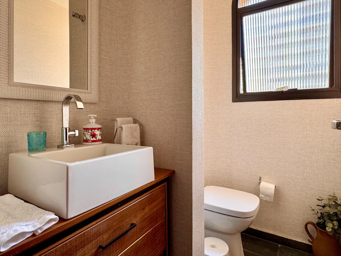ALUGO APARTAMENTO 217M&sup2; MOBILIADO MOEMA &ndash; 1 POR ANDAR, 3 QUARTOS (1 SU&Iacute;TE) E 4 VAGAS Alameda dos Anapurus São Paulo - 