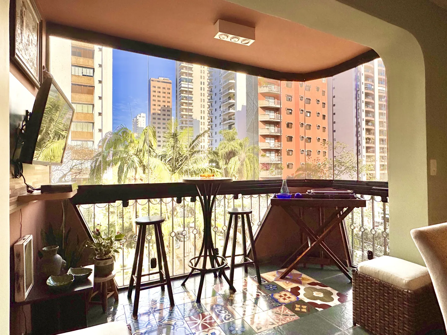 ALUGO APARTAMENTO 217M&sup2; MOBILIADO MOEMA &ndash; 1 POR ANDAR, 3 QUARTOS (1 SU&Iacute;TE) E 4 VAGAS Alameda dos Anapurus São Paulo - 