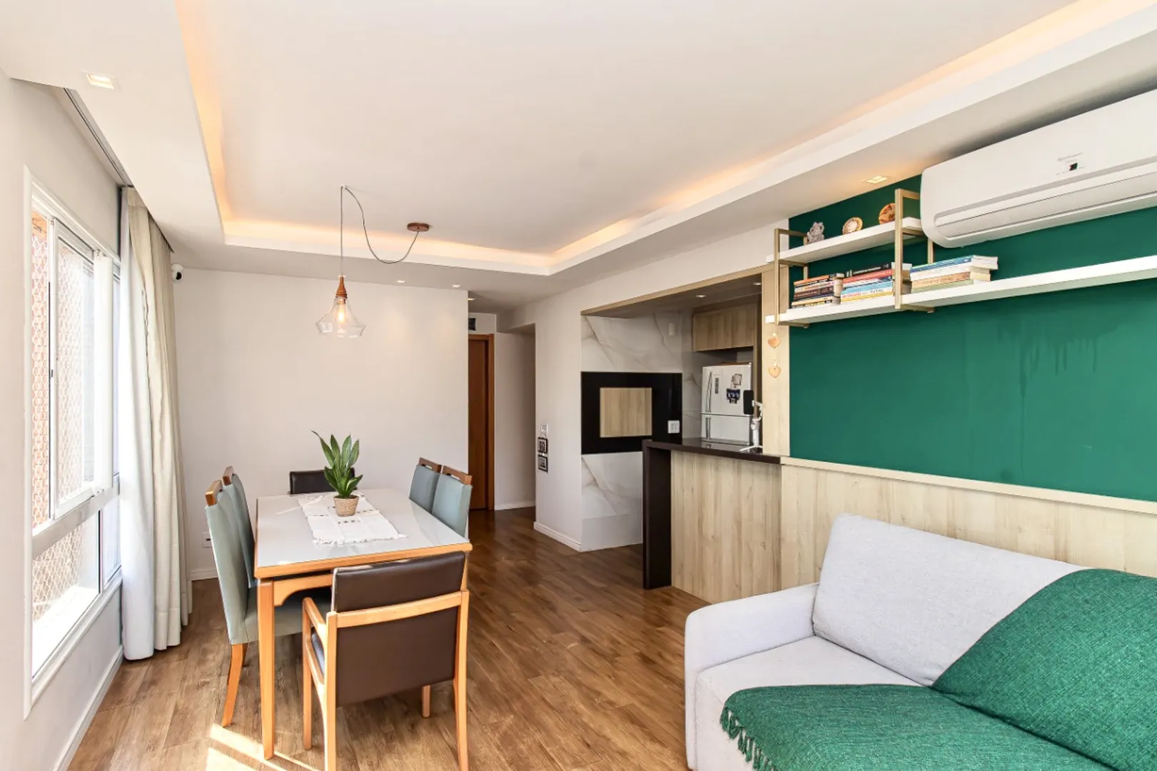 R$ 925.000 - LIND&Iacute;SSIMO APARTAMENTO - 74M2 - 2 DORM - SU&Iacute;TE - 1 VAGA - INFRA Rua Eudoro Berlink Porto Alegre - 