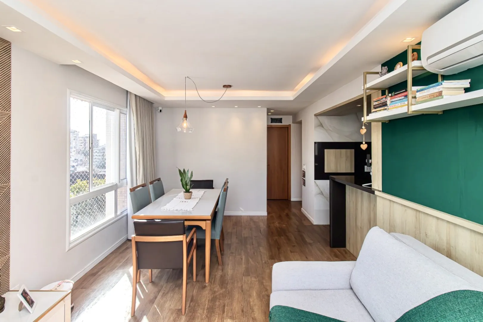 R$ 925.000 - LIND&Iacute;SSIMO APARTAMENTO - 74M2 - 2 DORM - SU&Iacute;TE - 1 VAGA - INFRA Rua Eudoro Berlink Porto Alegre - 