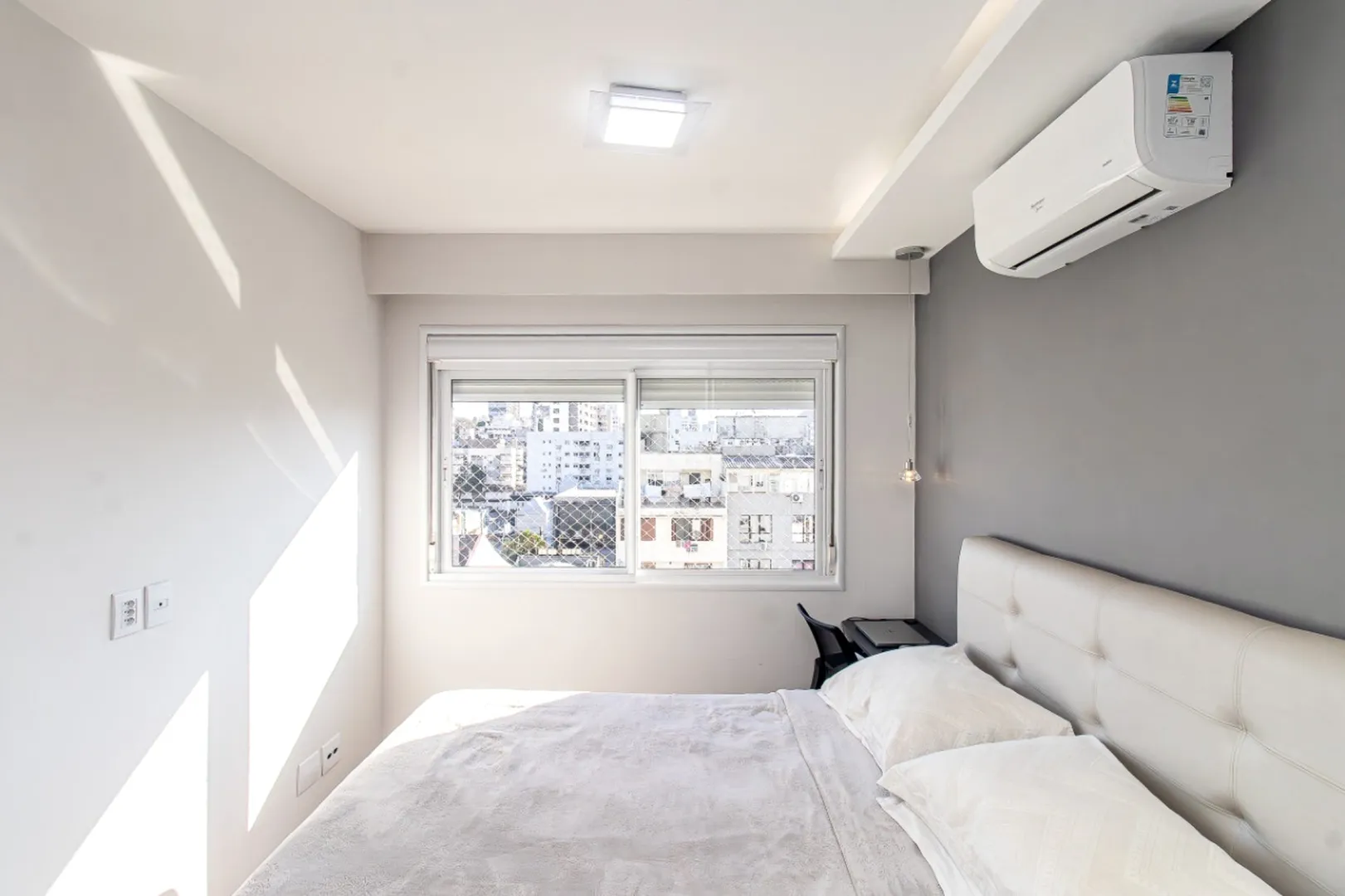 R$ 925.000 - LIND&Iacute;SSIMO APARTAMENTO - 74M2 - 2 DORM - SU&Iacute;TE - 1 VAGA - INFRA Rua Eudoro Berlink Porto Alegre - 