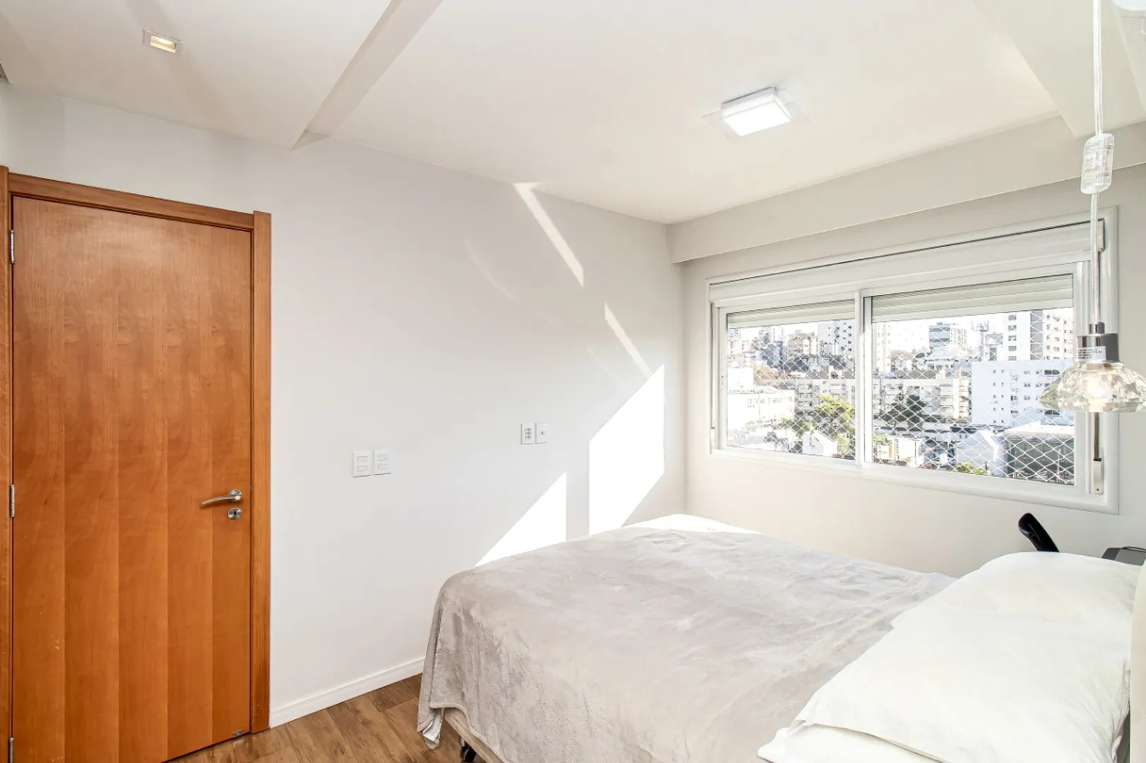 R$ 925.000 - LIND&Iacute;SSIMO APARTAMENTO - 74M2 - 2 DORM - SU&Iacute;TE - 1 VAGA - INFRA Rua Eudoro Berlink Porto Alegre - 