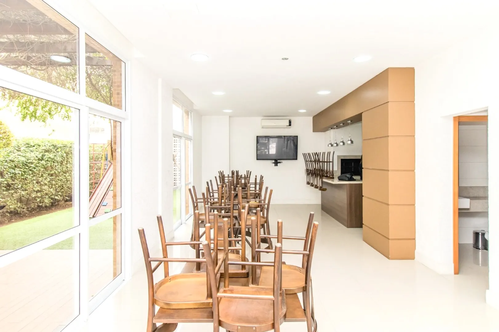 R$ 925.000 - LIND&Iacute;SSIMO APARTAMENTO - 74M2 - 2 DORM - SU&Iacute;TE - 1 VAGA - INFRA Rua Eudoro Berlink Porto Alegre - 