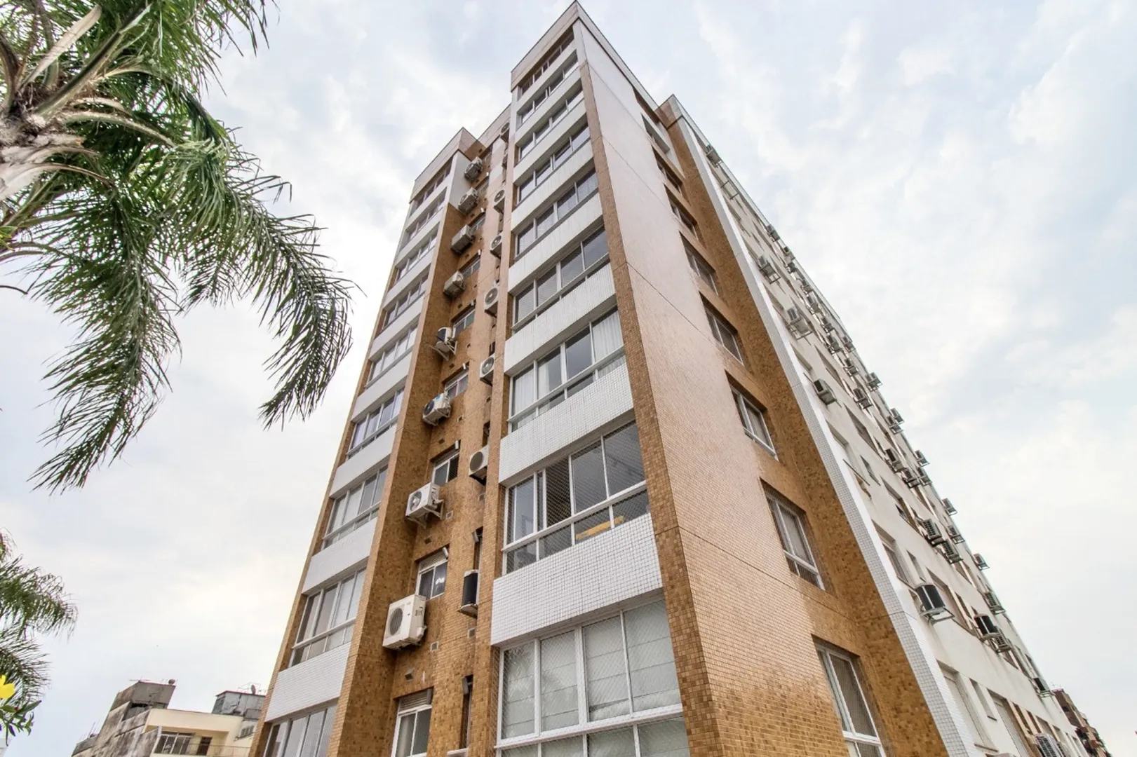 R$ 925.000 - LIND&Iacute;SSIMO APARTAMENTO - 74M2 - 2 DORM - SU&Iacute;TE - 1 VAGA - INFRA Rua Eudoro Berlink Porto Alegre - 