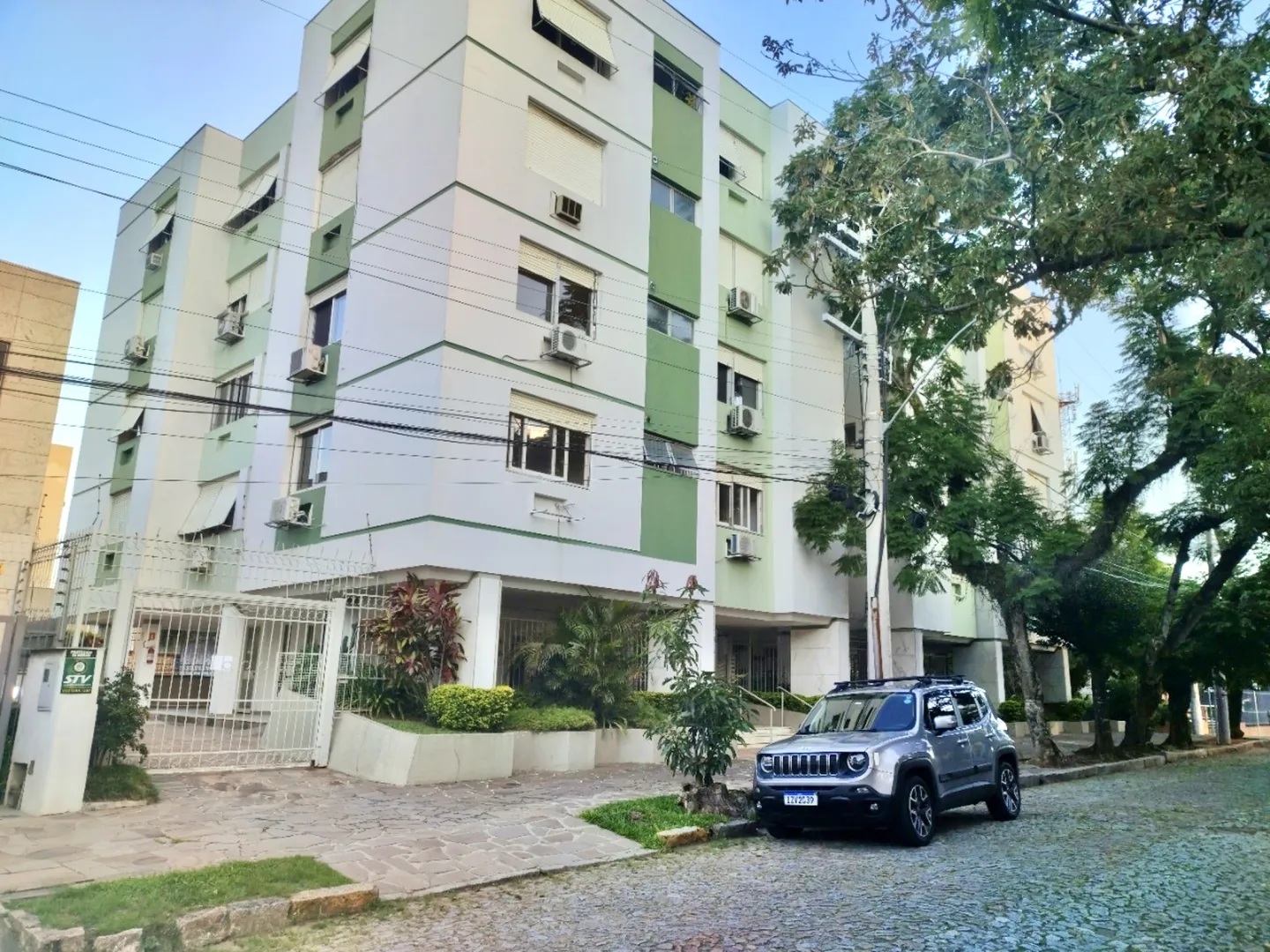 R$ 830.000 - BELO E MODERNO APARTAMENTO - 104M2 - 3 DORM  - 2 SU&Iacute;TES - 1 VAGA Rua Álvares Machado Porto Alegre - 