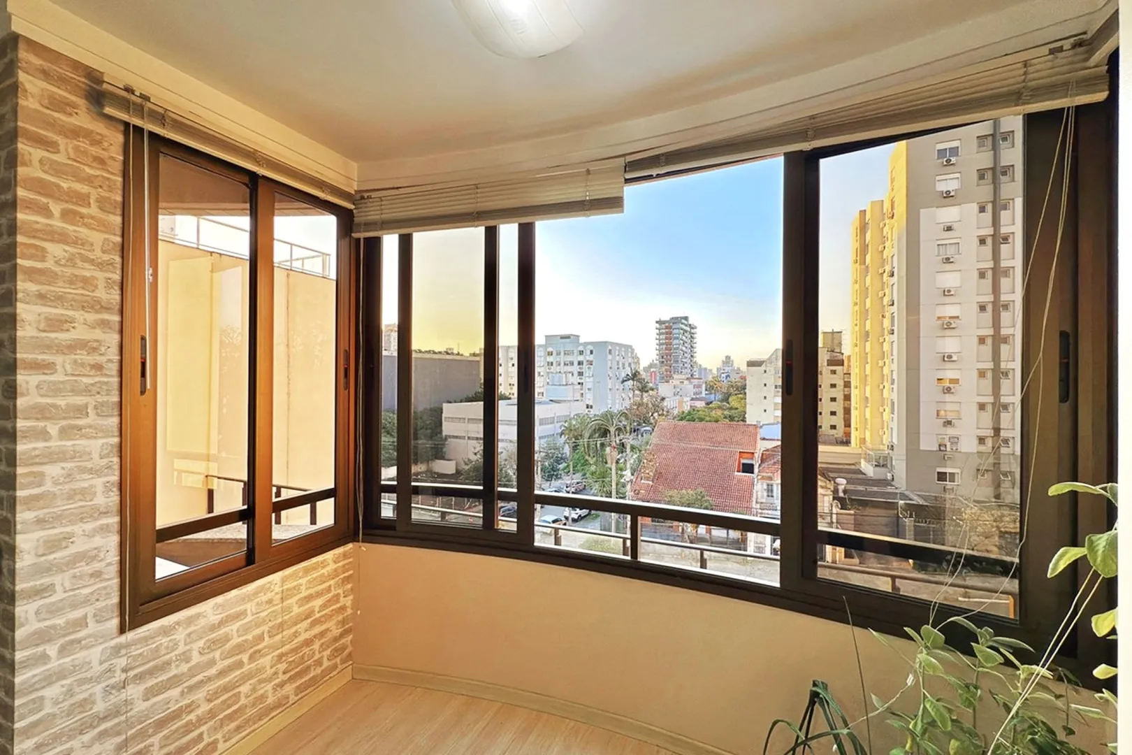 R$ 580.000 - BELO APARTAMENTO - 70M2 - 2 DORM - SU&Iacute;TE - SACADA - VISTA - 2 VAGAS - INFRA Rua Corrêa Lima Porto Alegre - 