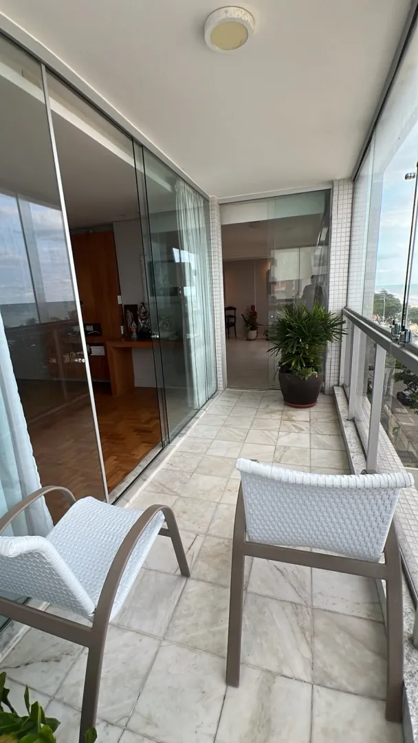 Apartamento &agrave; venda com 202 m&sup2; | 4 quartos sendo 1 su&iacute;te | Varanda | 2 vagas Avenida Boa Viagem Recife - 