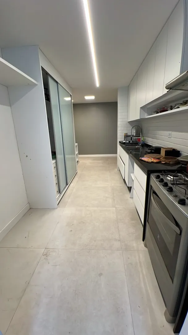 Apartamento &agrave; venda com 202 m&sup2; | 4 quartos sendo 1 su&iacute;te | Varanda | 2 vagas Avenida Boa Viagem Recife - 