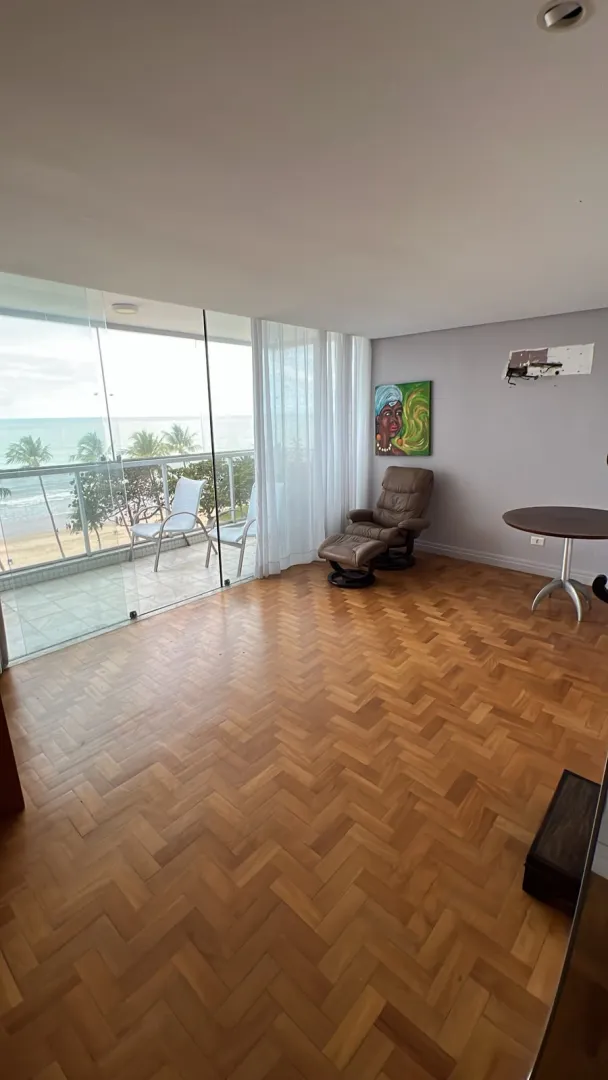 Apartamento &agrave; venda com 202 m&sup2; | 4 quartos sendo 1 su&iacute;te | Varanda | 2 vagas Avenida Boa Viagem Recife - 