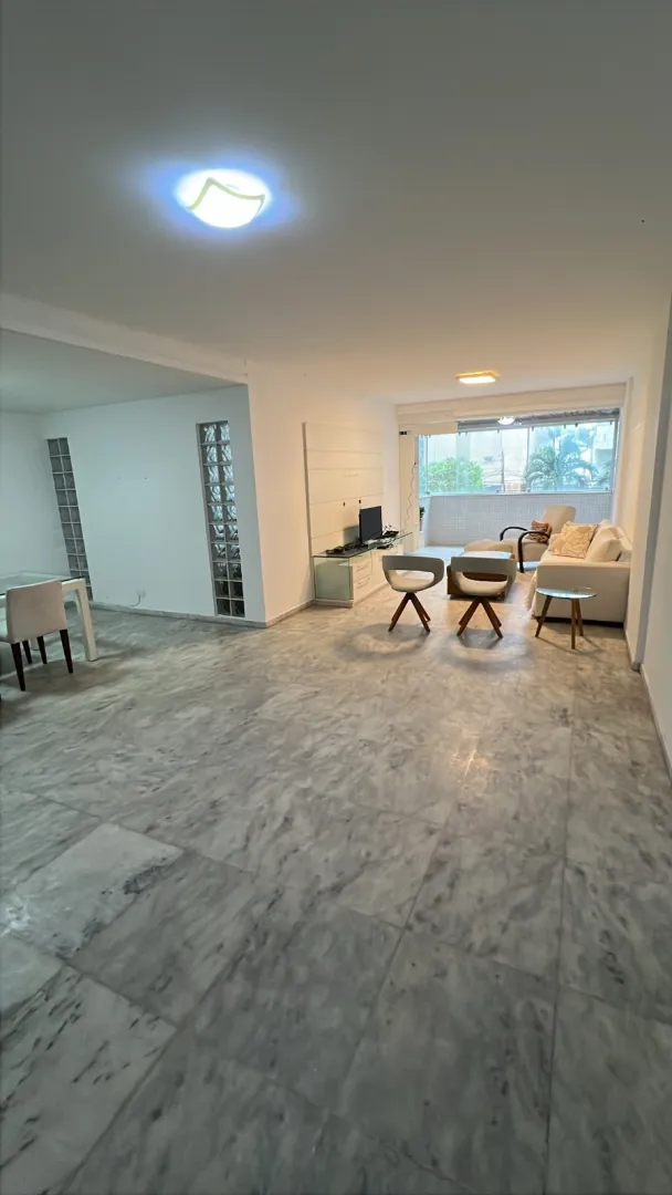 Apartamento &agrave; venda com 230 m&sup2; | 4 quartos sendo 2 su&iacute;tes | 2 vagas | Varanda Rua dos Navegantes Recife - 