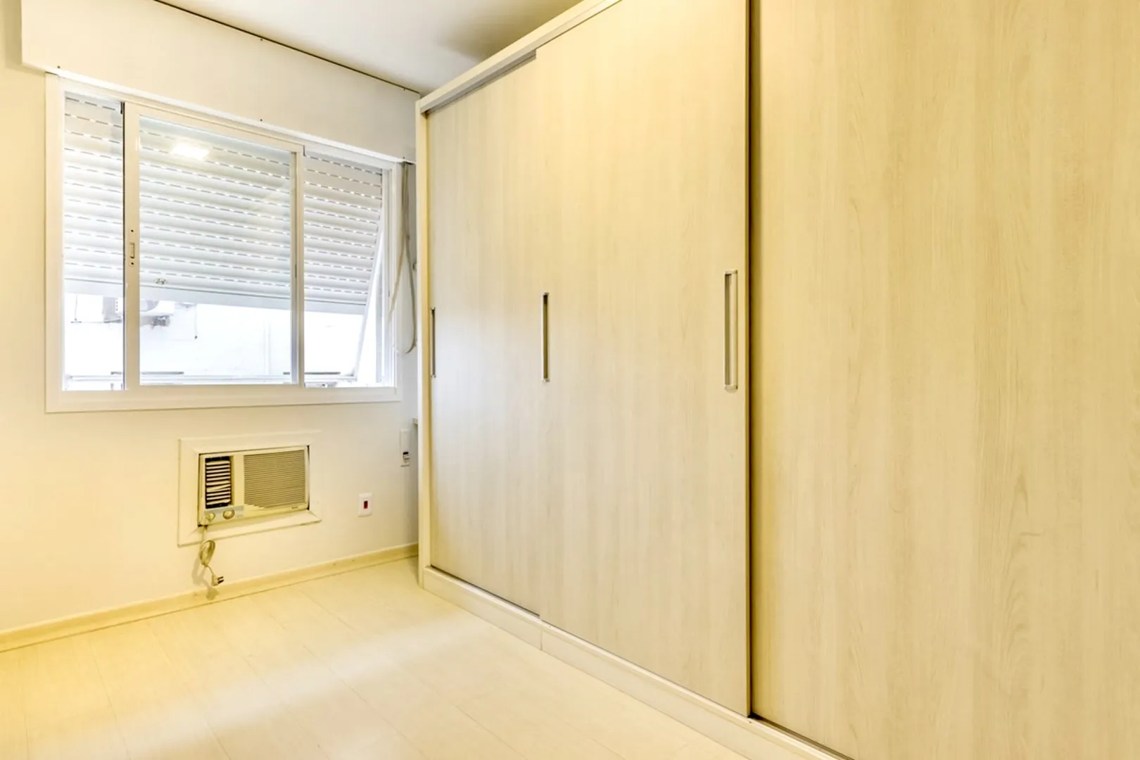 R$ 410.000 - &Oacute;TIMO APARTAMENTO - 60M2 - 2 DORM - SACADA - CHURRASQUEIRA - 1 VAGA Rua Eça de Queiroz Porto Alegre - 