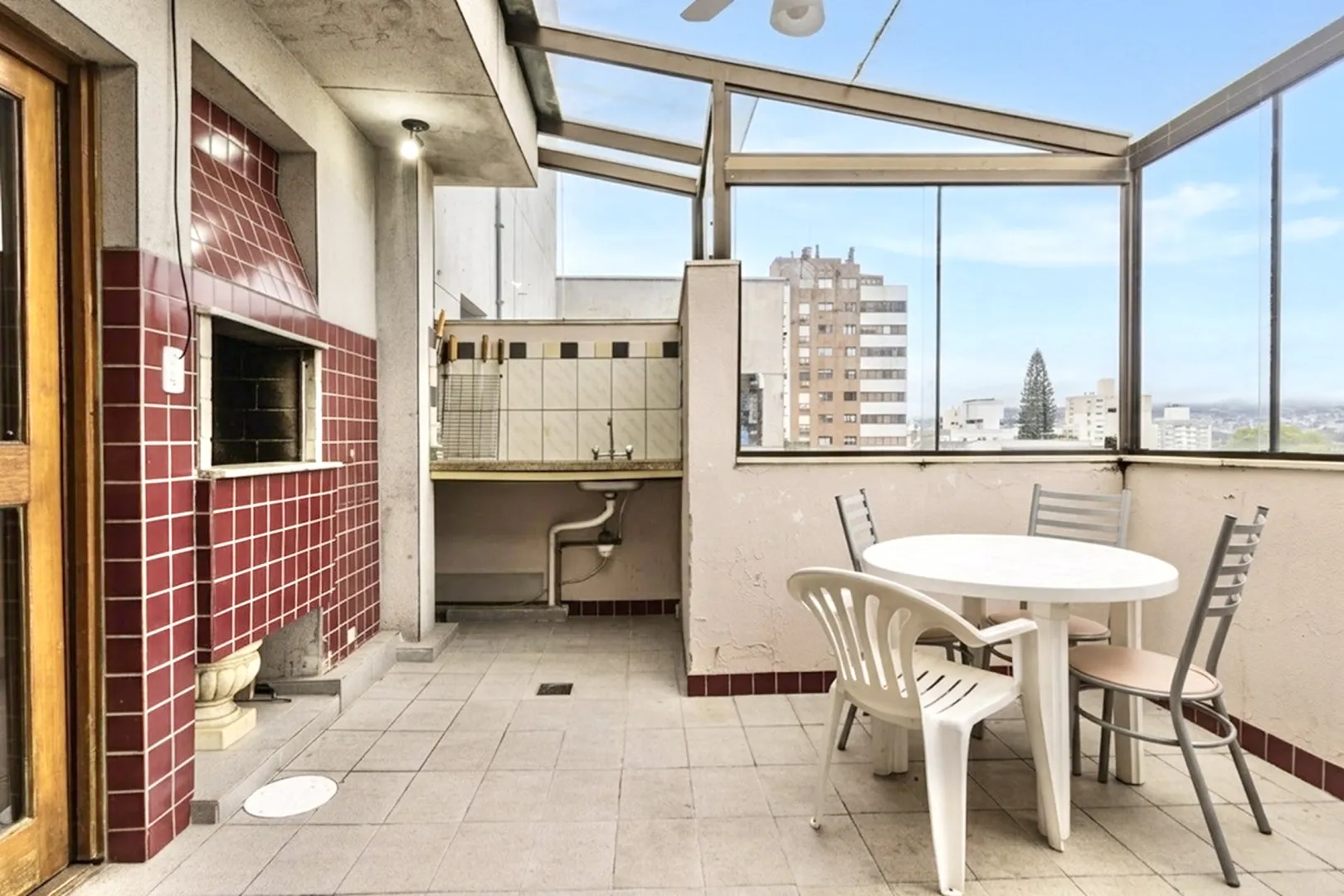 R$ 410.000 - &Oacute;TIMO APARTAMENTO - 60M2 - 2 DORM - SACADA - CHURRASQUEIRA - 1 VAGA Rua Eça de Queiroz Porto Alegre - 