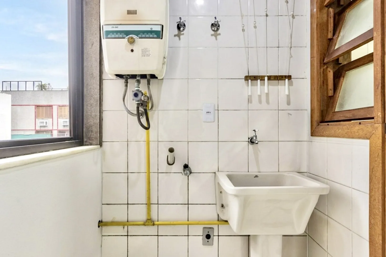 R$ 410.000 - &Oacute;TIMO APARTAMENTO - 60M2 - 2 DORM - SACADA - CHURRASQUEIRA - 1 VAGA Rua Eça de Queiroz Porto Alegre - 