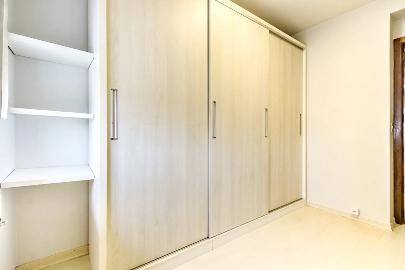R$ 410.000 - &Oacute;TIMO APARTAMENTO - 60M2 - 2 DORM - SACADA - CHURRASQUEIRA - 1 VAGA Rua Eça de Queiroz Porto Alegre - 