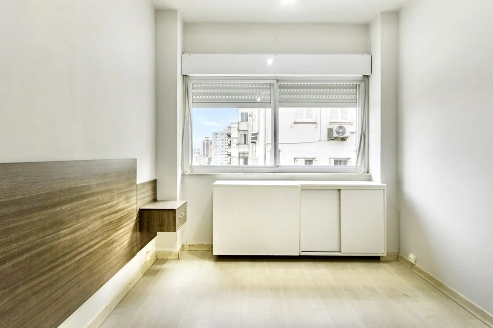 R$ 410.000 - &Oacute;TIMO APARTAMENTO - 60M2 - 2 DORM - SACADA - CHURRASQUEIRA - 1 VAGA Rua Eça de Queiroz Porto Alegre - 