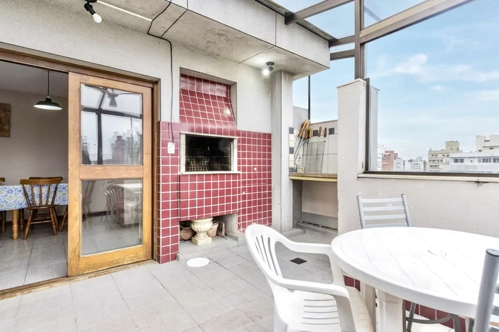 R$ 410.000 - &Oacute;TIMO APARTAMENTO - 60M2 - 2 DORM - SACADA - CHURRASQUEIRA - 1 VAGA Rua Eça de Queiroz Porto Alegre - 