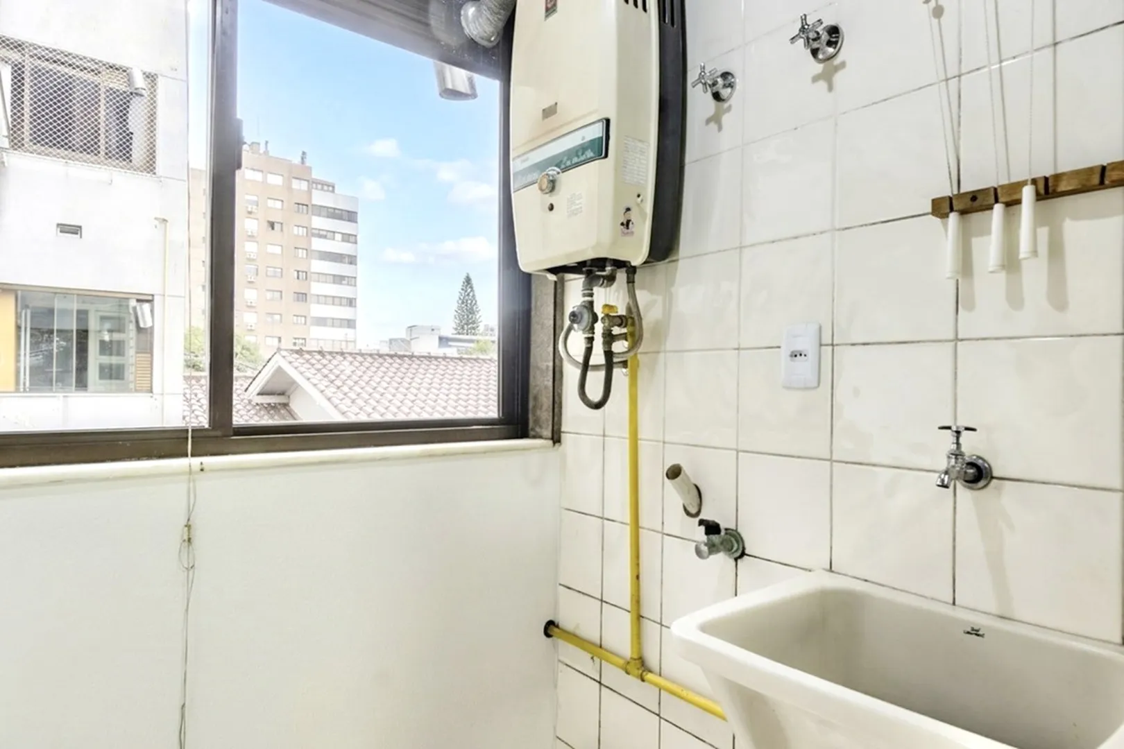 R$ 410.000 - &Oacute;TIMO APARTAMENTO - 60M2 - 2 DORM - SACADA - CHURRASQUEIRA - 1 VAGA Rua Eça de Queiroz Porto Alegre - 